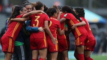 AME1862. MONTEVIDEO (URUGUAY), 28/11/2018.- Jugadoras de Espa&ntilde;a celebran un gol ante Nueva Zelanda hoy, mi&eacute;rcoles 28 de noviembre de 2018, en un partido de las semifinales de la Copa Mundial Femenina Sub&#039;17 en el estadio Charr&uacute;a 