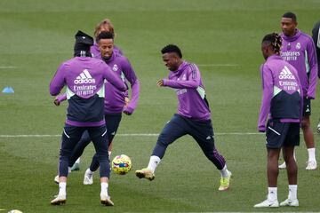 Vinicius y Militao, en el entrenamiento de este jueves en Valdebebas.