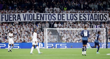 Los aficionados del Real Madrid despliegan una pancarta en contra los violentos momentos antes de comenzar el partido.