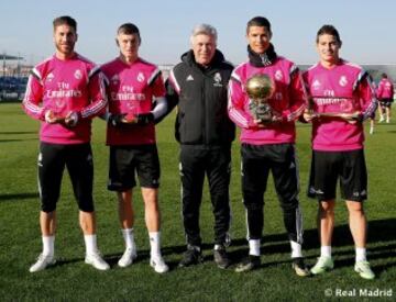 Los jugadores y el cuerpo técnico del Real Madrid posaron con los trofeos conquistados en la gala de la FIFA