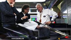 Charlie Whiting inspecciona el aeroscreen en el GP Rusia 2016.
