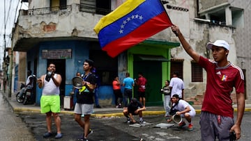 A man waves a Venezuela flag as other residents bang pots to protest against the election results after both President Nicolas Maduro and his opposition rival Edmundo Gonzalez claimed victory in Sunday's presidential election at Los Magallanes de Catia neighborhood, in Caracas, Venezuela July 29, 2024. REUTERS/Maxwell Briceno