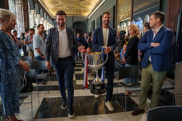 El excapitán del Atlético de Madrid, Gabi (i), junto al excentrocampista de la Real Sociedad, Xabi Prieto (d), portan la Copa del Rey a su llegada al Palacio de San Telmo en Sevilla donde tiene lugar el acto oficial de recibimiento.  