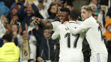 Lucas, Valverde y Vinicius celebran uno de los goles al Sevilla.