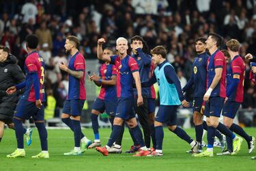 El Barcelona celebró esta importante victoria con la que se mantienen como líderes de LaLiga.