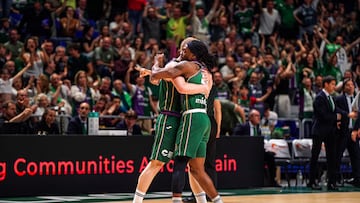 Alberto se abraza a Perry.