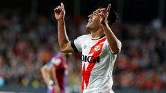 GRAF1151. MADRID, 27/10/21 .- El delantero colombiano del Rayo Vallecano , Radamel Falcao , celebra su gol ante el FC Barcelona durante el partido de LaLiga disputado este mi&eacute;rcoles en el estadio de Vallecas. EFE/Javier Liz&oacute;n
 FOTO SERIE 04
