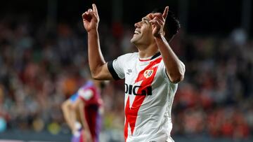 GRAF1151. MADRID, 27/10/21 .- El delantero colombiano del Rayo Vallecano , Radamel Falcao , celebra su gol ante el FC Barcelona durante el partido de LaLiga disputado este mi&eacute;rcoles en el estadio de Vallecas. EFE/Javier Liz&oacute;n
 FOTO SERIE 04
