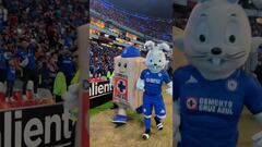 Así presentó Cruz Azul a ‘Cruzazulito’, su nueva mascota, un costal de cemento