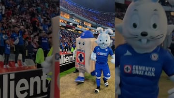 Así presentó Cruz Azul a ‘Cruzazulito’, su nueva mascota, un costal de cemento