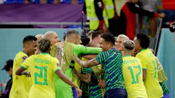 DOHA, QATAR - NOVEMBER 28: Casemiro of Brazil celebrates 1-0 with teammates during the World Cup match between Brazil v Switzerland at the Stadium 974 on November 28, 2022 in Doha Qatar (Photo by Rico Brouwer/Soccrates/Getty Images)