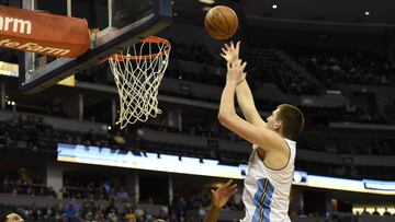 DEN45. DENVER (CO, EE.UU.), 16/01/2017.- Nikola Jokic (d) de Denver lanza ante Bismack Biyombo (c) de Orlando hoy, lunes 17 de enero de 2017, durante un juego de la NBA entre Magic de Orlando y Nuggets de Denver en el Centro Pepsi en Denver (CO, EE.UU.). EFE/TODD PIERSON