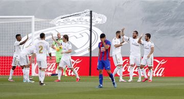 Los jugadores del Real Madrid celebran el 2-0 de Sergio Ramos al Eibar.