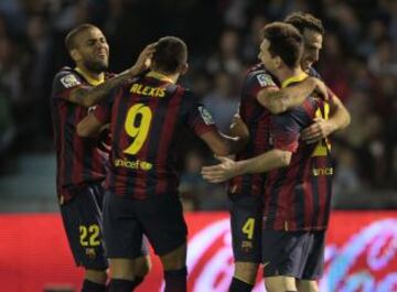 Celta de Vigo-Barcelona. 0-3. Cesc Fábregas celebra el tercer gol con sus compañeros.