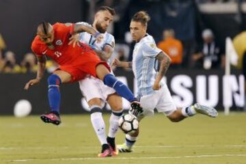 Los jugadores argentinos Nicolás Otamendi (c) y Lucas Biglia (d) luchan un balón con Arturo Vidal (i) de Chile.