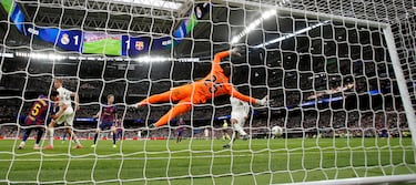 Jude Bellingham marca el 2-1 al FC Barcelona. 