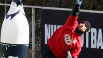 Asenjo no se entrenó por precaución, pero podrá jugar en Jerez