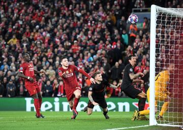 Andy Robertson mandó el balón al larguero de la portería de Jan Oblak tras un remate de cabeza.