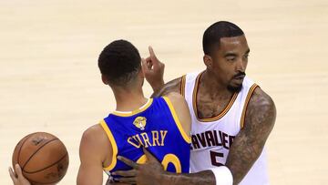 CLEVELAND, OH - JUNE 07: Stephen Curry #30 of the Golden State Warriors and JR Smith #5 of the Cleveland Cavaliers get tangled in the first quarter in Game 3 of the 2017 NBA Finals at Quicken Loans Arena on June 7, 2017 in Cleveland, Ohio. NOTE TO USER: User expressly acknowledges and agrees that, by downloading and or using this photograph, User is consenting to the terms and conditions of the Getty Images License Agreement.   Ronald Martinez/Getty Images/AFP
 == FOR NEWSPAPERS, INTERNET, TELCOS &amp; TELEVISION USE ONLY ==