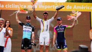 Fernando Gaviria, escoltado en el podio por Mark Cavendish y Sacha Modolo.