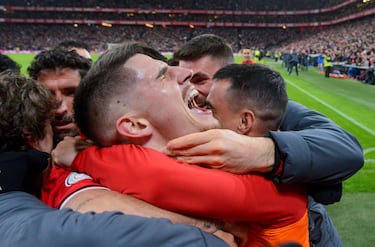 3-0. Ohian Sancet y el resto de jugadores se abrazan y festejan el tanto de Gorka Guruzeta.