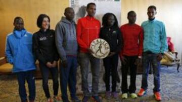 Emily Chebet, Alessandra Aguilar, Thimothy Toroitich, Teklemariam Medh&iacute;n, Mercy Cherono, Polat Kemboi Arikan y Goitom Kifle.  (izq. a dcha) posan con el trofeo de ganador del XXXIII Cross Internacional de It&aacute;lica. 