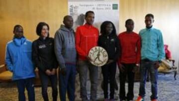 Emily Chebet, Alessandra Aguilar, Thimothy Toroitich, Teklemariam Medh&iacute;n, Mercy Cherono, Polat Kemboi Arikan y Goitom Kifle.  (izq. a dcha) posan con el trofeo de ganador del XXXIII Cross Internacional de It&aacute;lica. 