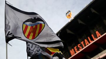 Una bandera con el escudo del Valencia en Mestalla. 