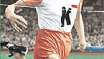 <b>LA MEJOR ATLETA DE LA HISTORIA.</b> La IAAF proclamó en 1999 a Fanny Blankers-Koen como la mejor atleta de la historia. Ella misma recogió el premio y posó ante los fotógrafos junto a Carl Lewis, elegido el mejor de los mejores entre los hombres.