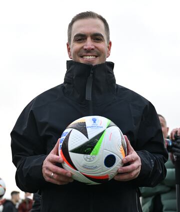 Berlin (Germany), 15/11/2023.- German former national soccer player Philipp Lahm poses with the official match ball of the UEFA Euro 2024 during a special event in Berlin, Germany, 15 November 2023. Germany will host the UEFA Euro 2024 tournament from 14 June to 14 July 2024. (Alemania) EFE/EPA/FILIP SINGER