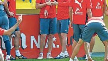 <b>ÚLTIMO ENSAYO. </b>La plantilla del Villarreal se ejercitó ayer por la mañana en El Madrigal en un ambiente distendido antes de viajar a Getafe.