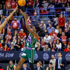 Perry eleva al Unicaja en Manresa