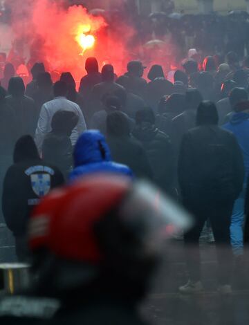 Ultras del Olympique de Marsella en las inmediaciones del estadio de San Mamés.