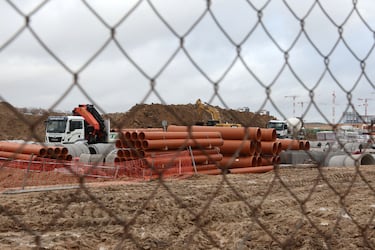 La obra emplea a más de 2.500 trabajadores en su fase de construcción más intensa.