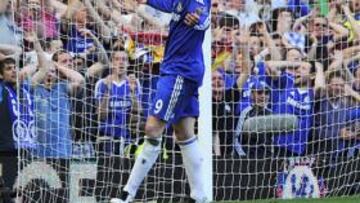 <b>ERROR. </b>Torres se lamenta de un gol fallado al tiempo que los seguidores del Chelsea se llevan las manos a la cabeza.