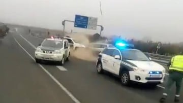 La Guardia Civil ha detenido a un senegalés de 40 a?os después de conducir cerca de 40 kilómetros en sentido contrario por la A-92 y estrellarse con una barrera de coches patrulla.