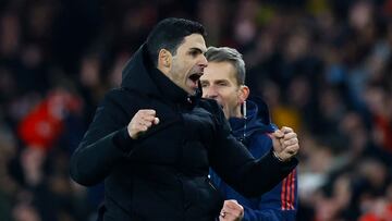 Mikel Arteta, técnico del Arsenal, celebra el gol de la victoria de Eddie Nketiah contra el Manchester United.