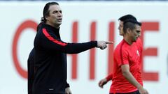 NEW78. EAST RUTHERFORD (EEUU), 25/06/2016.- El seleccionador de Chile Juan Antonio Pizzi dirige un entrenamiento hoy, s&aacute;bado 25 de junio de 2016, en el estadio Metlife de New Jersey (Estados Unidos). Chile se enfrentar&aacute; a Argentina en la final Copa Am&eacute;rica Centenario el 26 de junio. EFE/MAURICIO DUE&Ntilde;AS CASTA&Ntilde;EDA