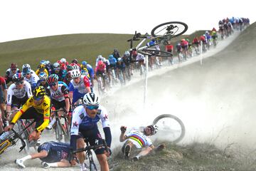 Una edición accidentada de esta clásica italiana. Pogacar, Alaphilippe, Benoot y muchos más. (Photo by Tim de Waele/Getty Images).