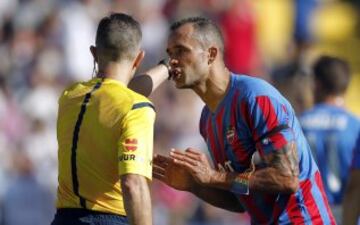 El defensa del Levante Juanfran García (d) conversa con el colegiado tras la señalización de un penalti a favor del Real Madrid que supondría el primer gol madridista. 