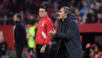 Athletic Bilbao's Spanish coach Ernesto Valverde shouts instructions to his players from the touchline during the Spanish league football match between Sevilla FC and Athletic Club Bilbao at the Ramon Sanchez Pizjuan stadium in Seville on January 4, 2024. (Photo by CRISTINA QUICLER / AFP)