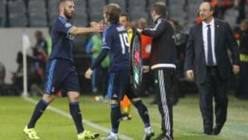 kARIM, AL BANQUILLO. El francés puso cara de pocos amigos cuando Modric le suplió en el 67’.