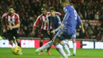 DOBLETE. Torres marcó de penalti el segundo en Sunderland; después, viajó con Mata hasta Londres.