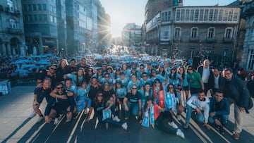 Las jugadoras de As Celtas en la Porta do Sol celebrando el ascenso a Segunda RFEF.