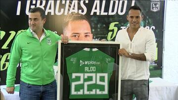Juan David Pérez, presidente de Atlético Nacional, le entrega una camiseta conmemorativa a Aldo Leao Ramírez