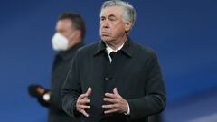 MADRID, SPAIN - JANUARY 08: Head coach Carlo Ancelotti of Real Madrid CF looks on during the La Liga Santader match between Real Madrid CF and Valencia CF at Estadio Santiago Bernabeu on January 8, 2022 in Madrid, Spain. (Photo by Gonzalo Arroyo Moreno/Getty Images)