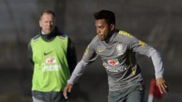 <b>CON LA CRUZ. </b>Menezes, al fondo, con Robinho en primer plano, en un entrenamiento de Brasil.
