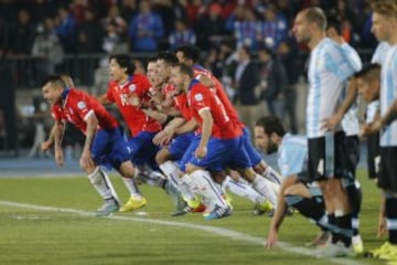 El 4 de julio de 2015 quedará marcado a fuego para el fútbol chileno. Luego de 120 minutos de lucha, la final se decidió por los lanzamientos penales. Alexis Sánchez marcó el definitivo para el título de la Roja. En Chile ninguno falló su disparo y Bravo atajó otro. 