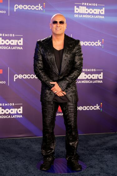 Wisin posa en la alfombra roja de los Premios Billboard de la Música Latina 2025.