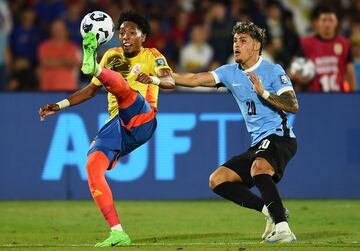 La Selección Colombia cayó en su visita frente a Uruguay, por la jornada 11 de las Eliminatorias al Mundial de 2026. Juan Fernando Quintero y Carlos Gómez anotaron para la Tricolor, mientras que para los Charrúas marcaron Davinson Sánchez en propia puerta, Rodrigo Aguirre y Manuel Ugarte.